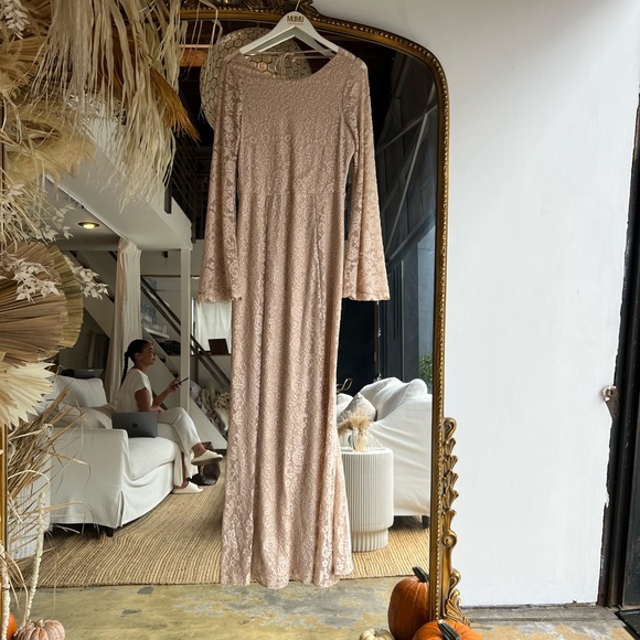 Show Me Your Mumu Natalie Maxi Dress in Champagne Forever Lace - Picture 4 of 5